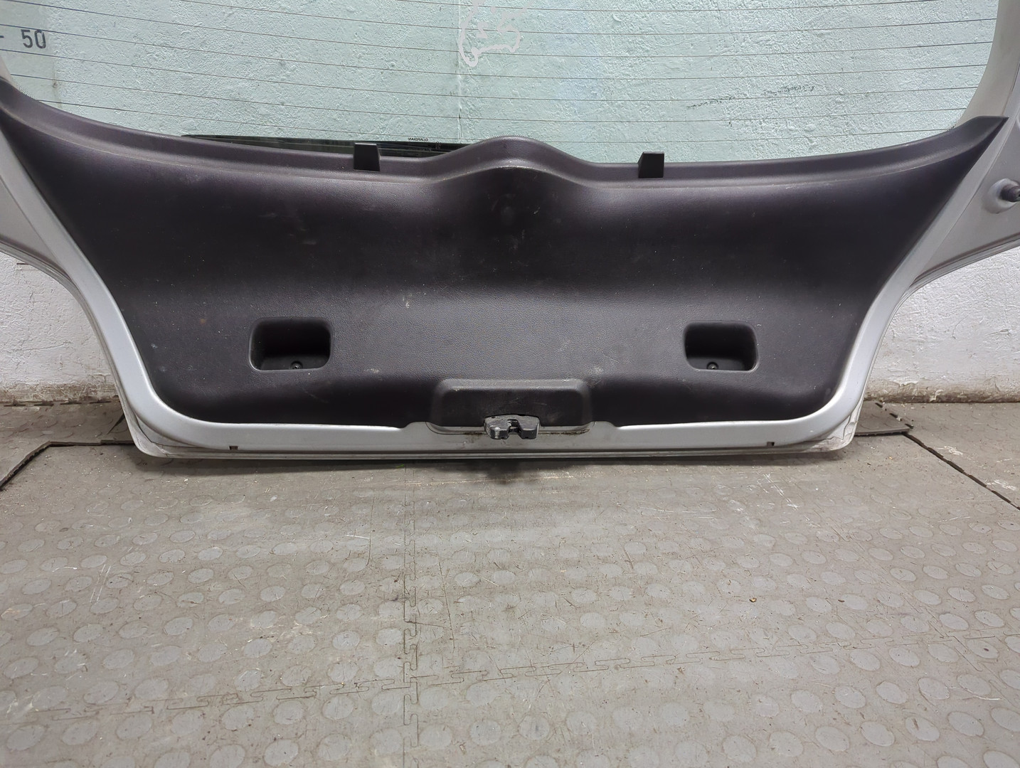 Дверь багажника