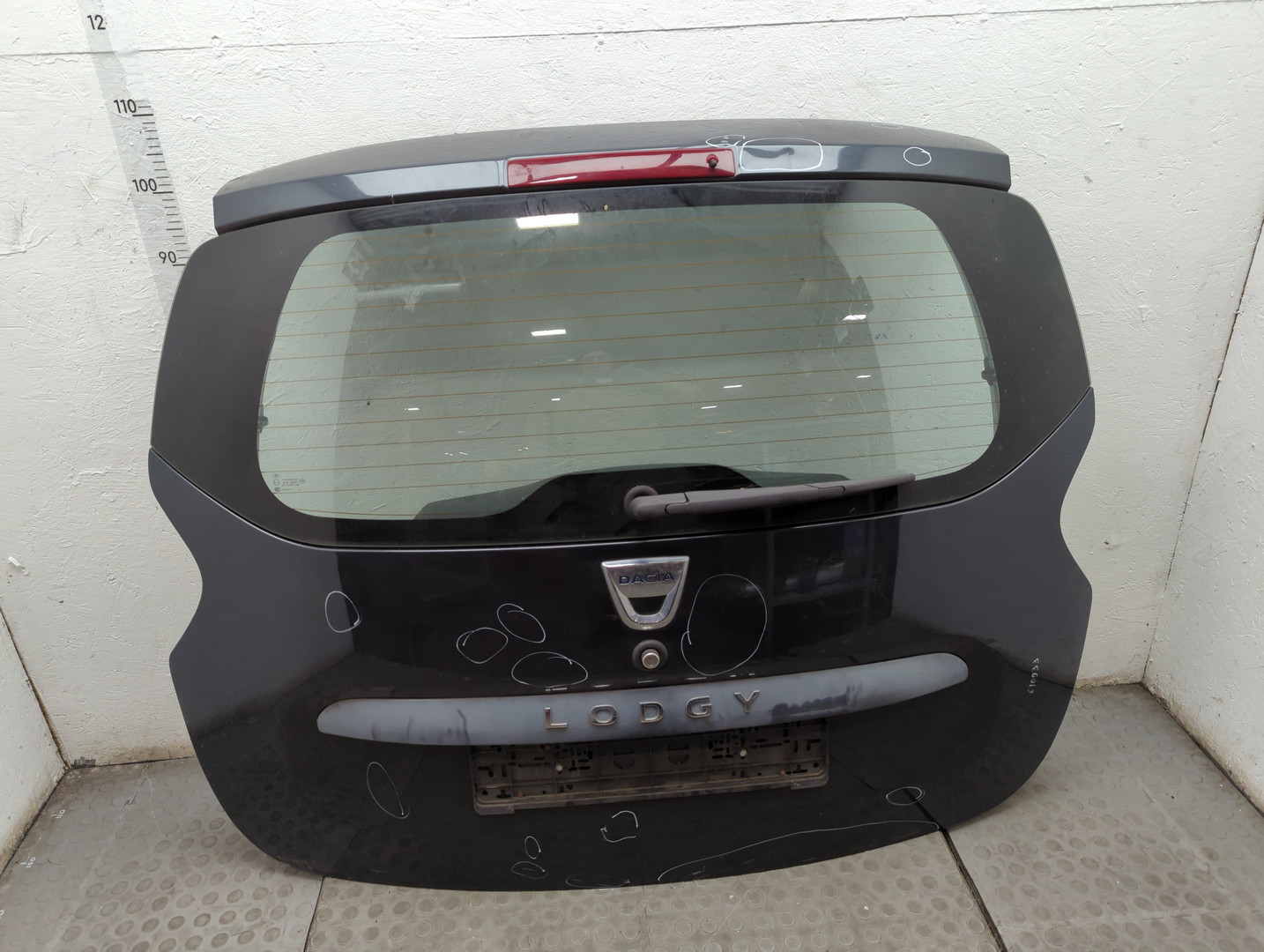 Дверь багажника