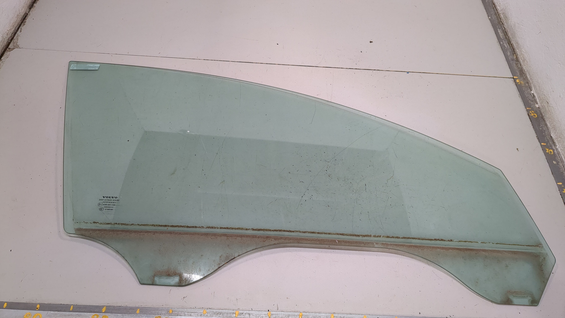 Стекло двери передней правой