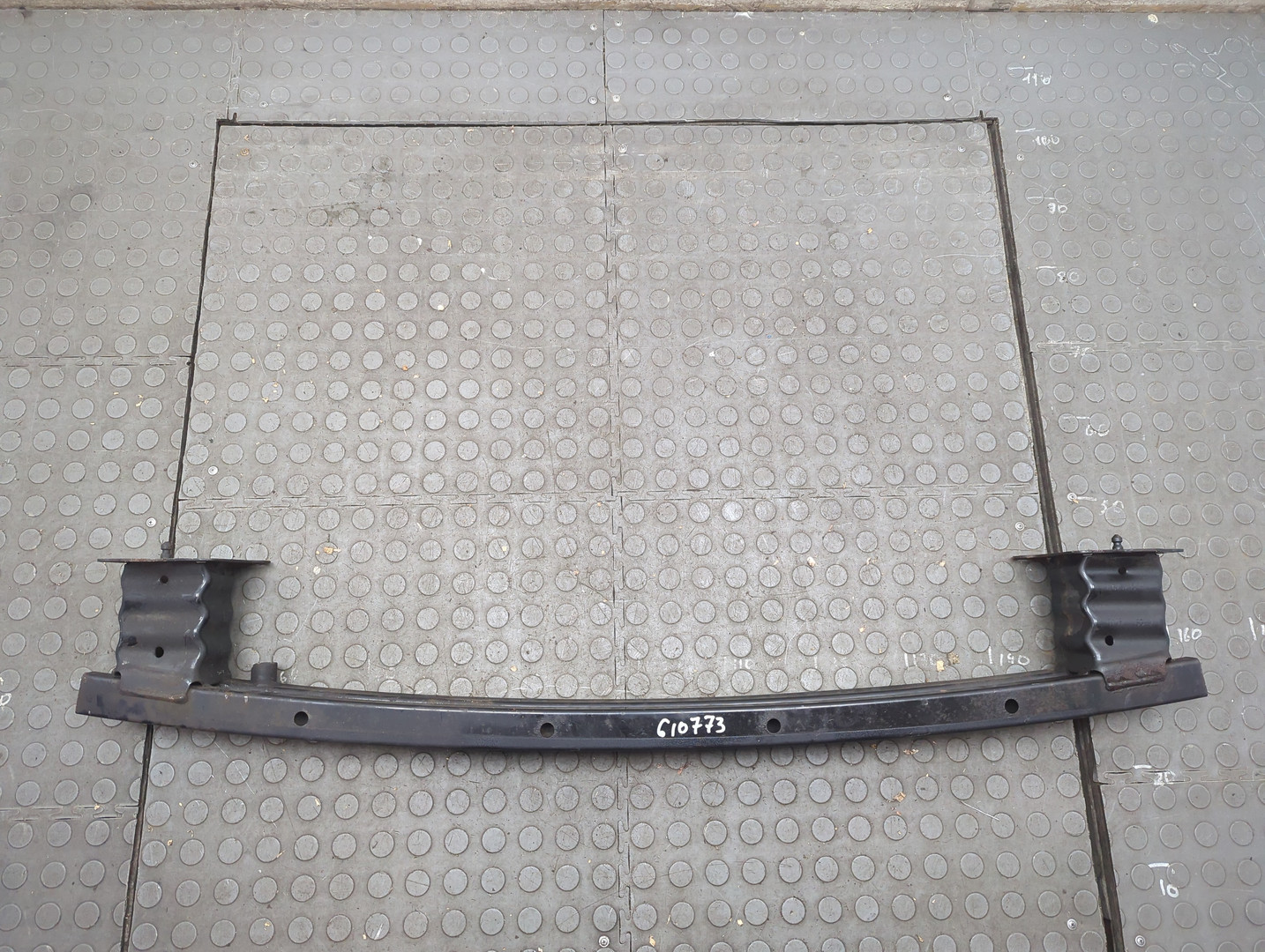 Усилитель переднего бампера