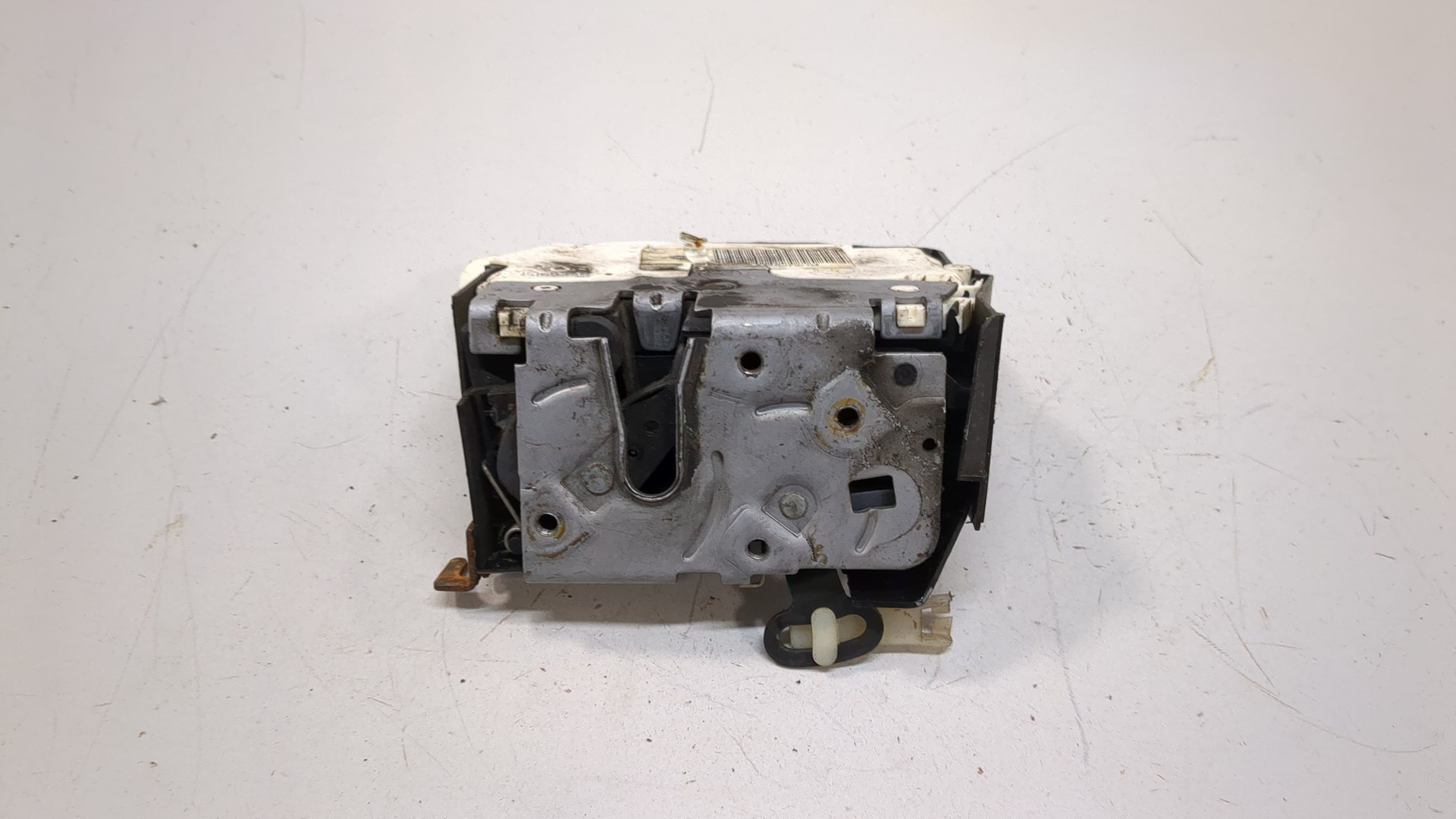 Замок двери передней правой