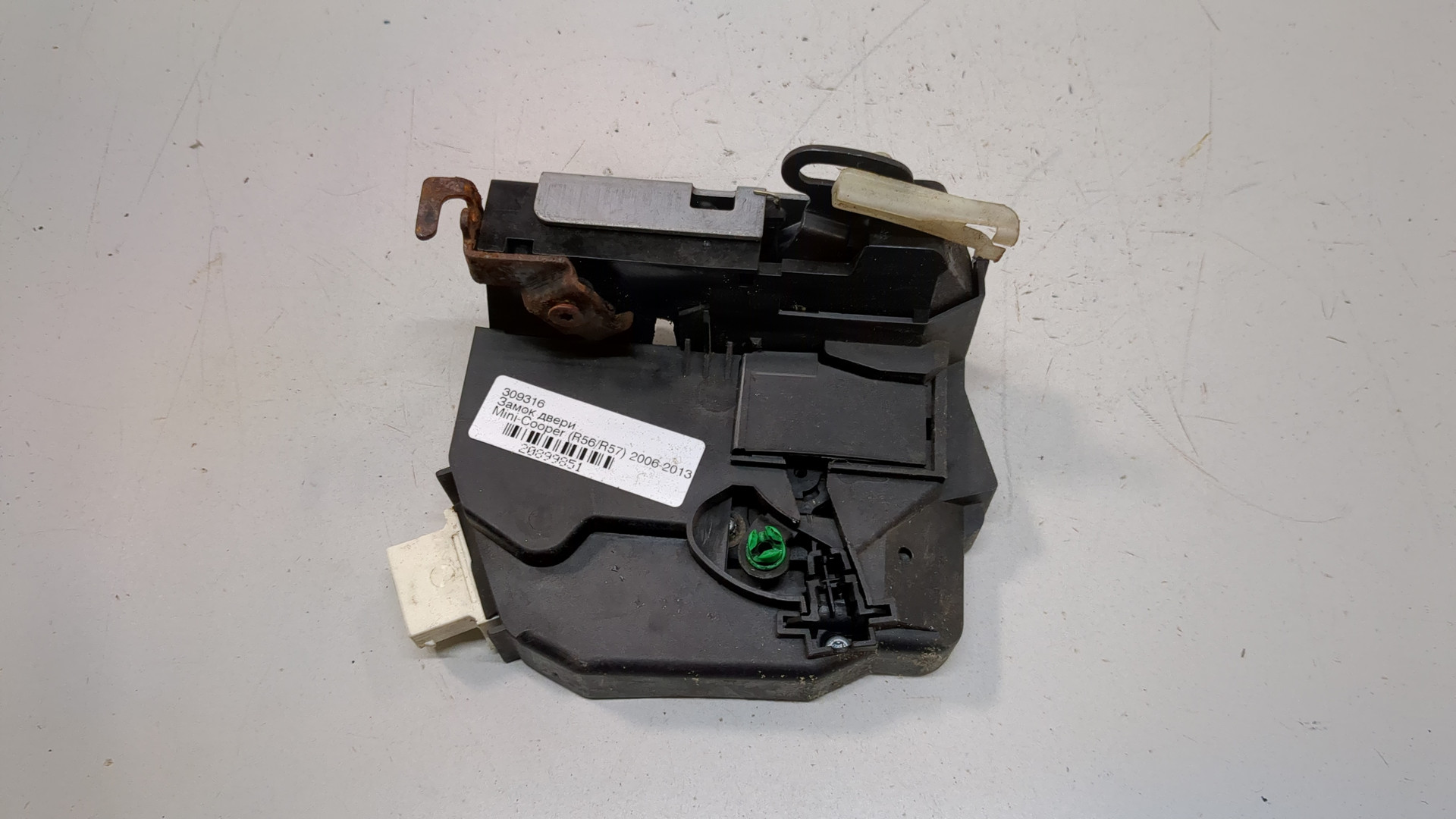 Замок двери передней правой