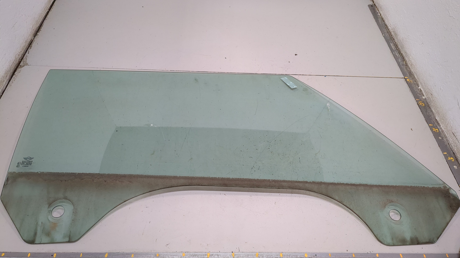 Стекло двери передней правой