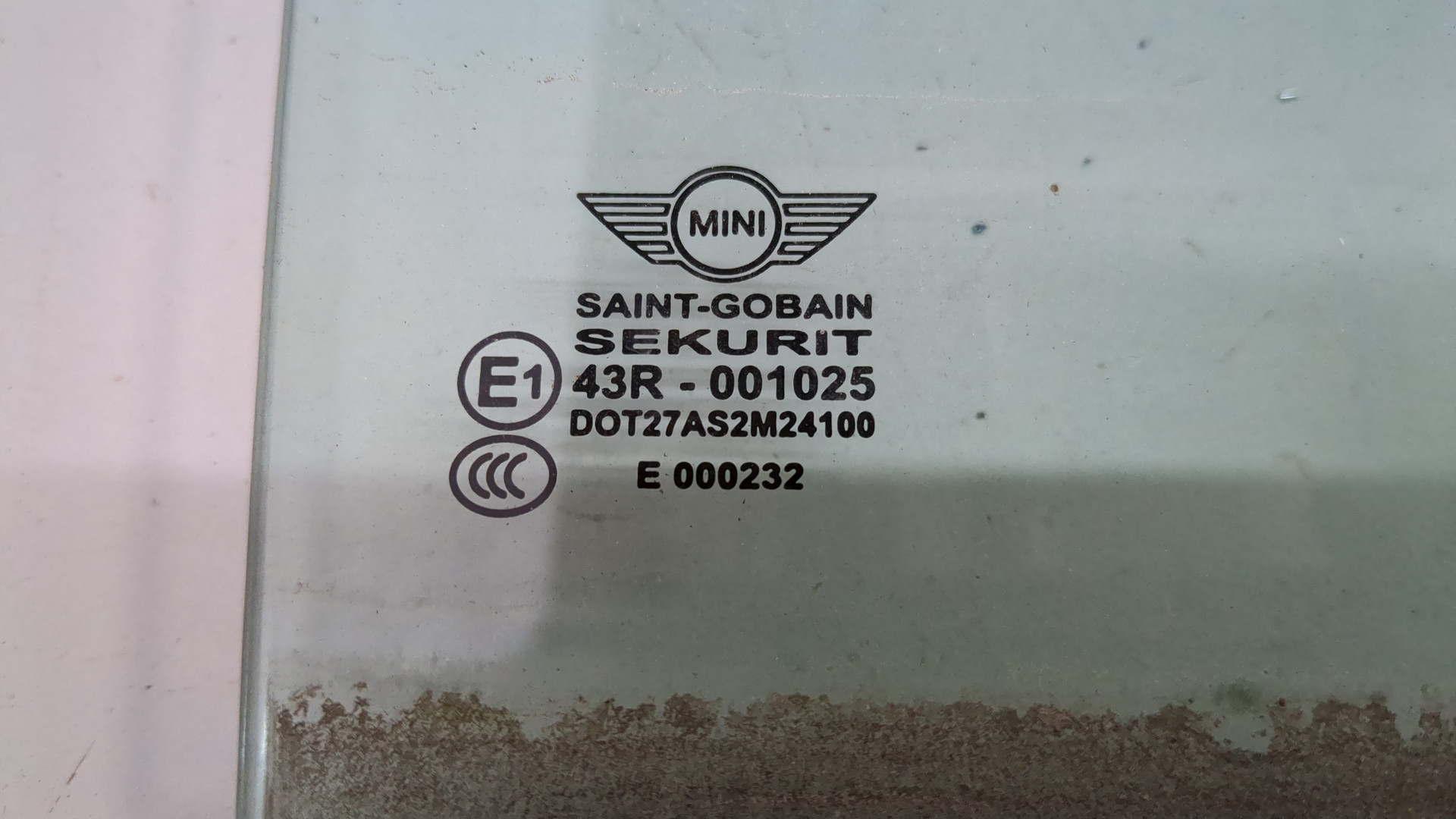 Стекло двери передней правой