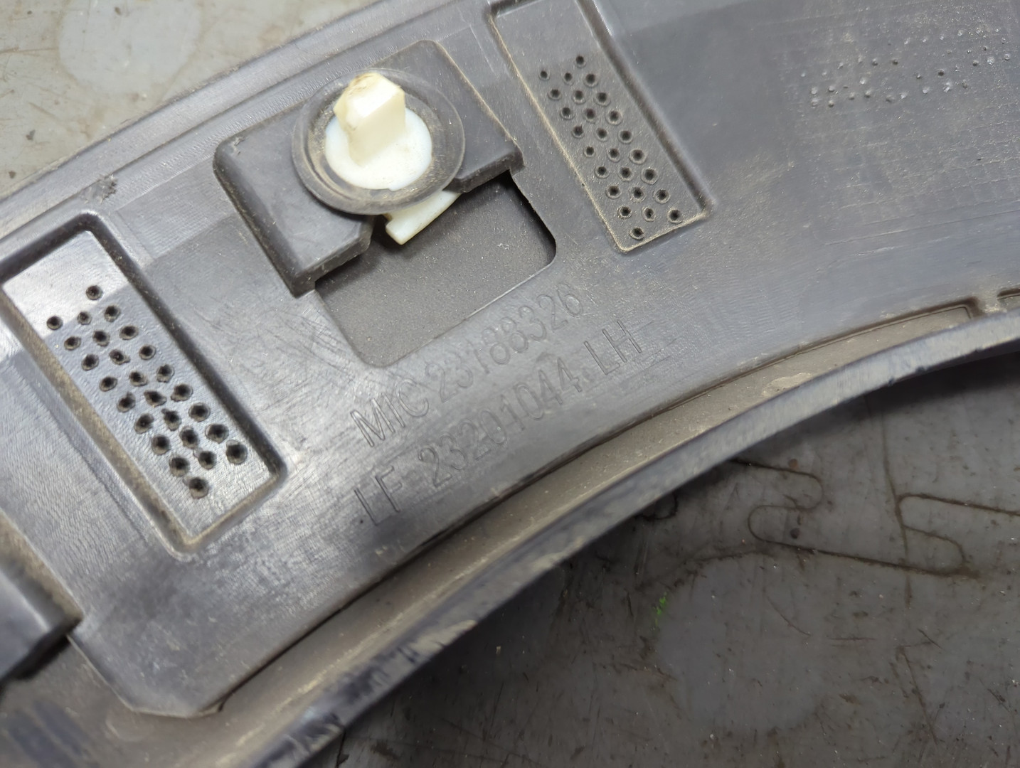 Накладка переднего крыла левого