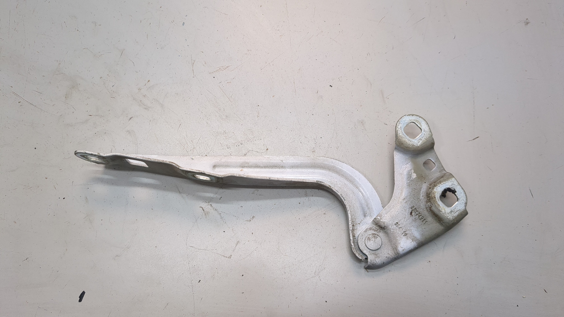 Петля капота левая