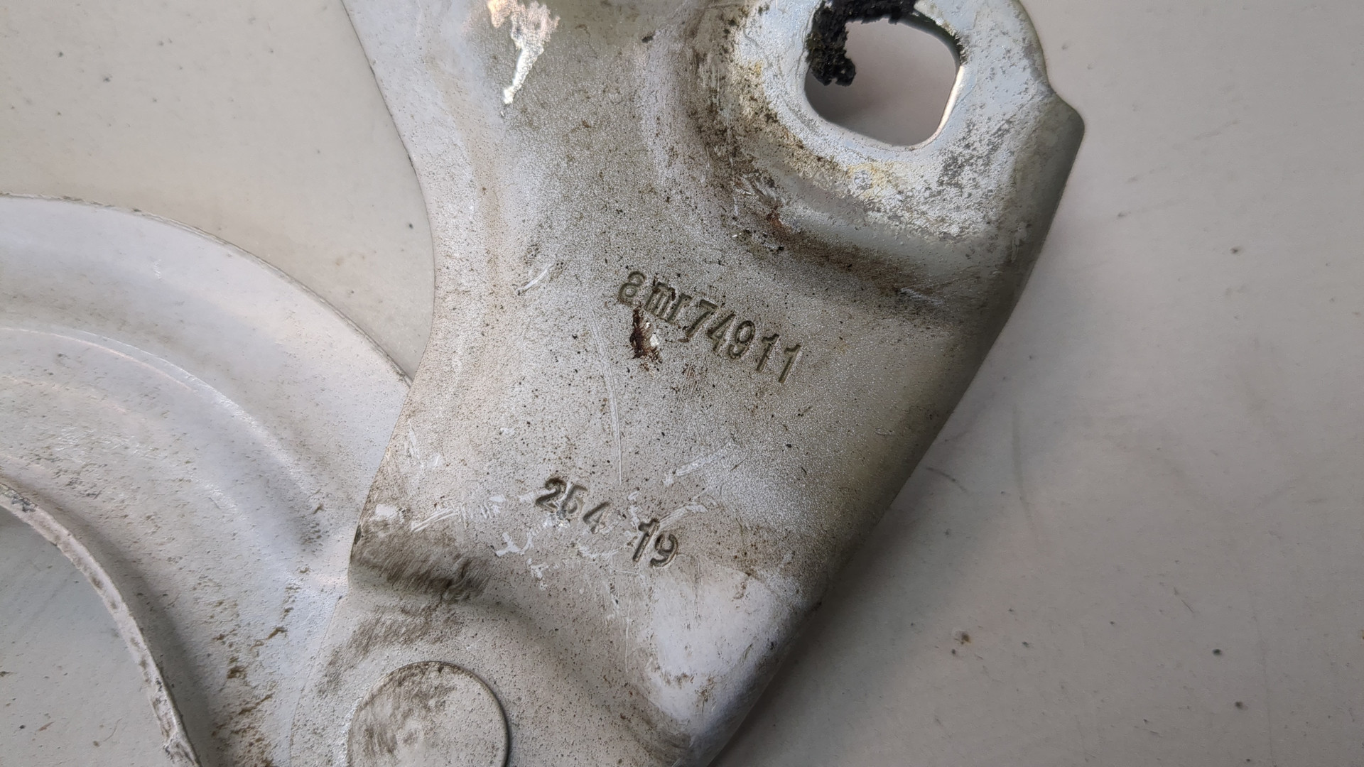 Петля капота левая