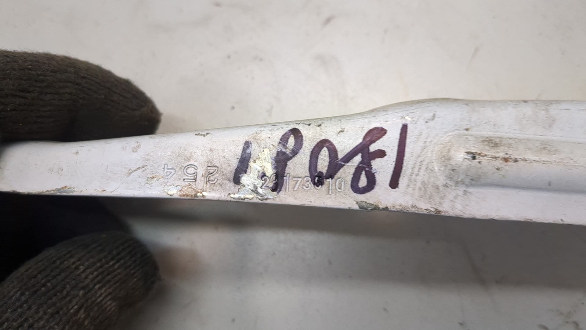 Петля капота левая