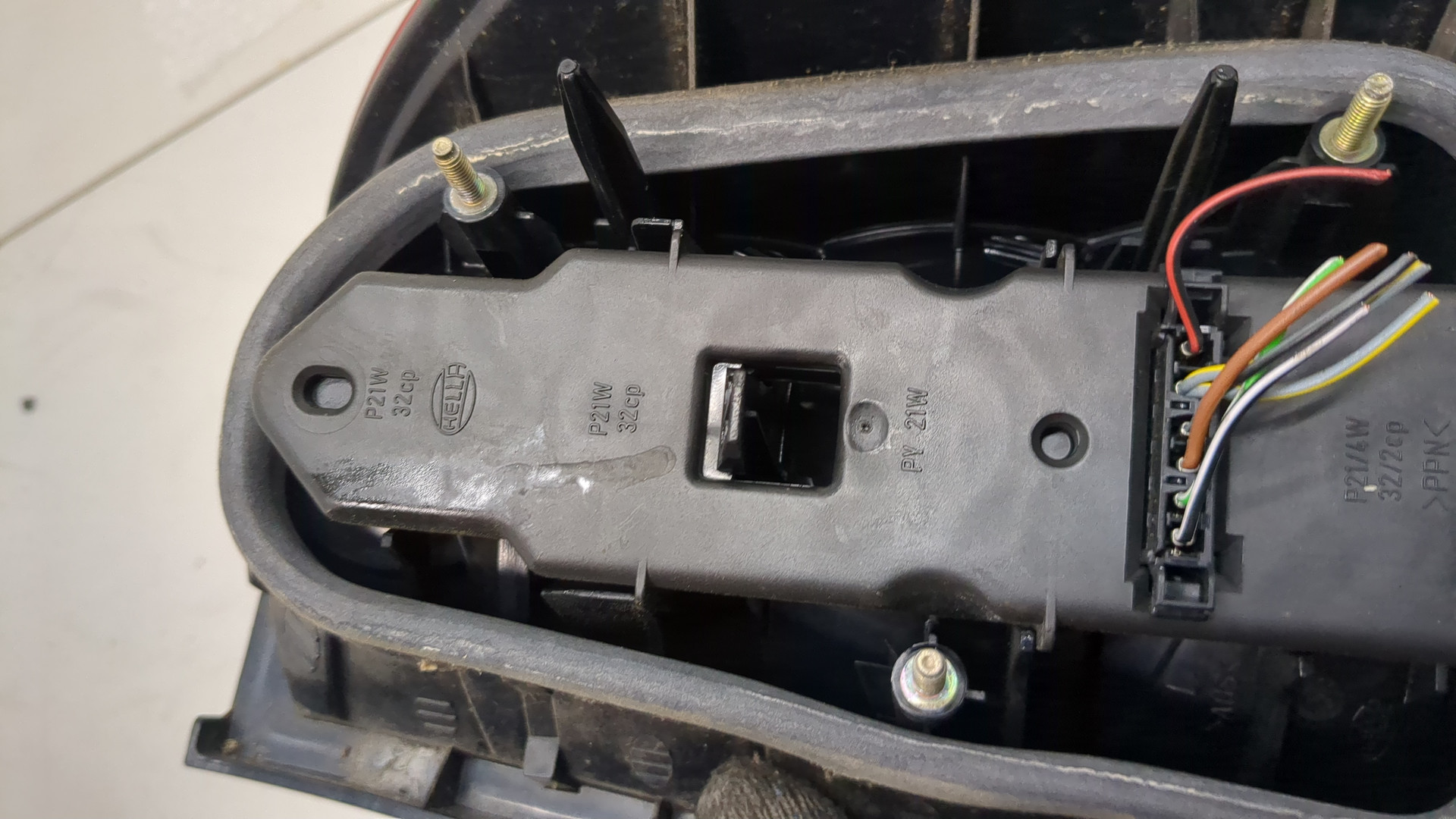 Фонарь задний левый