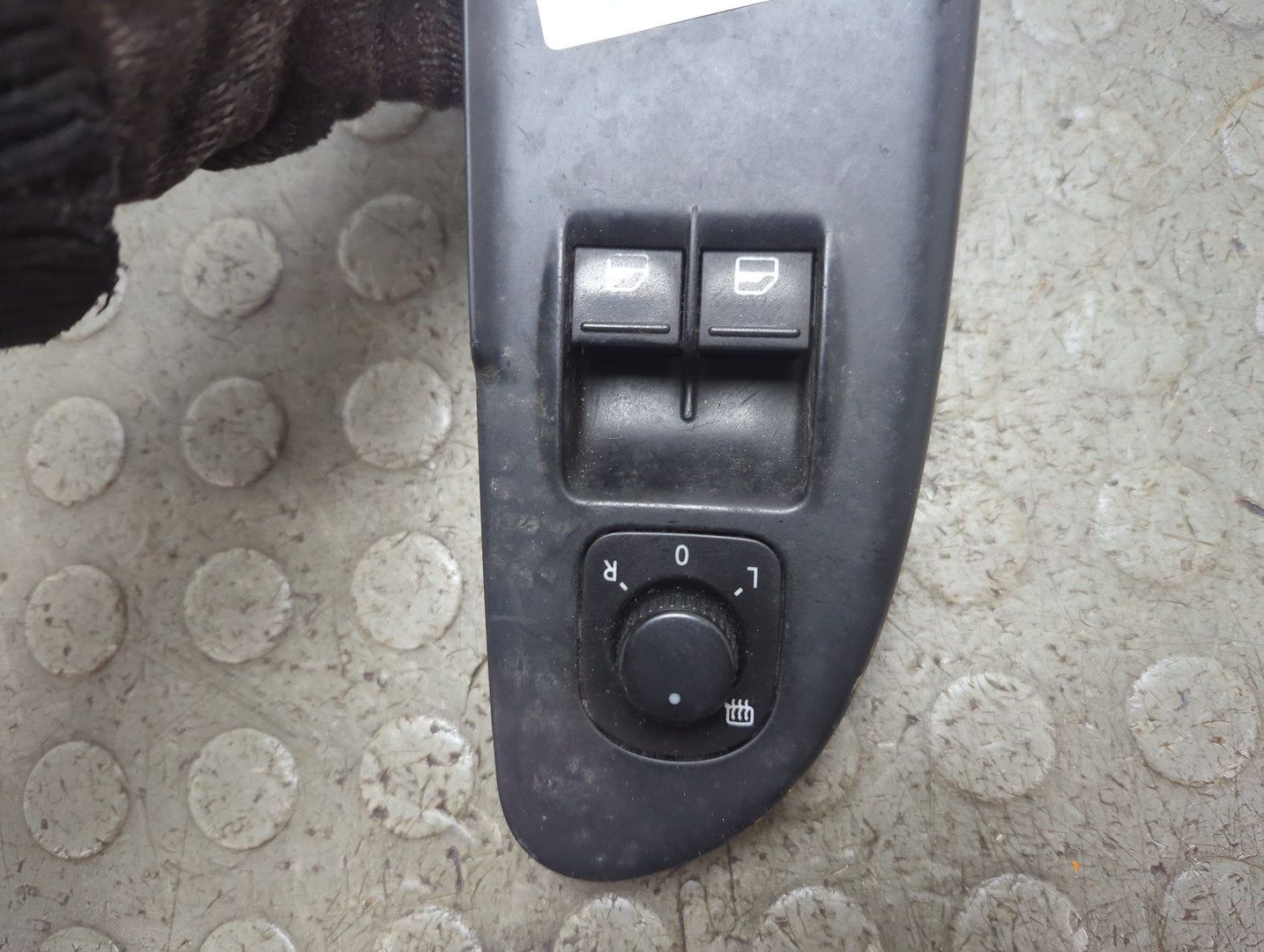 Кнопка стеклоподъемника