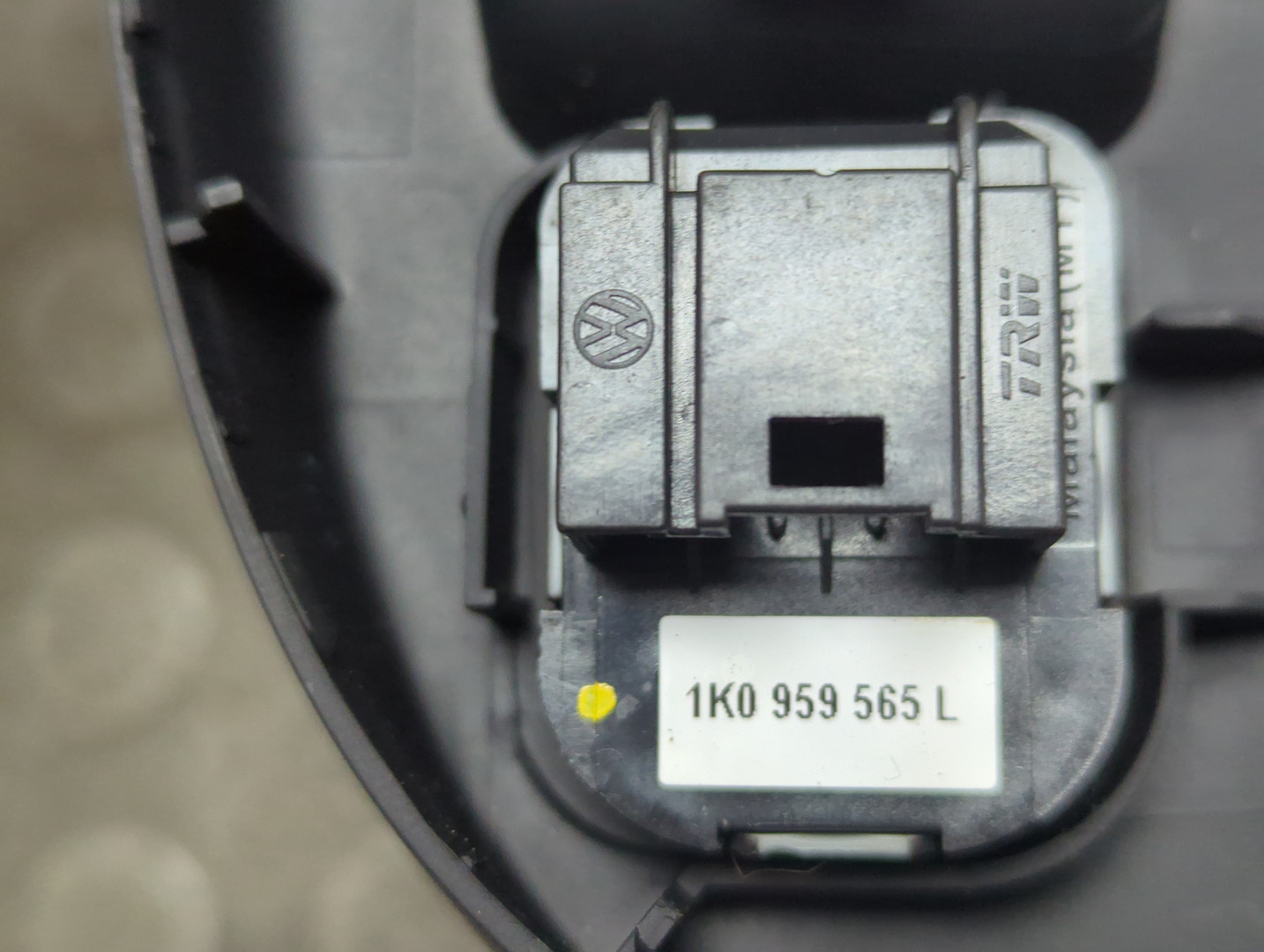 Кнопка стеклоподъемника