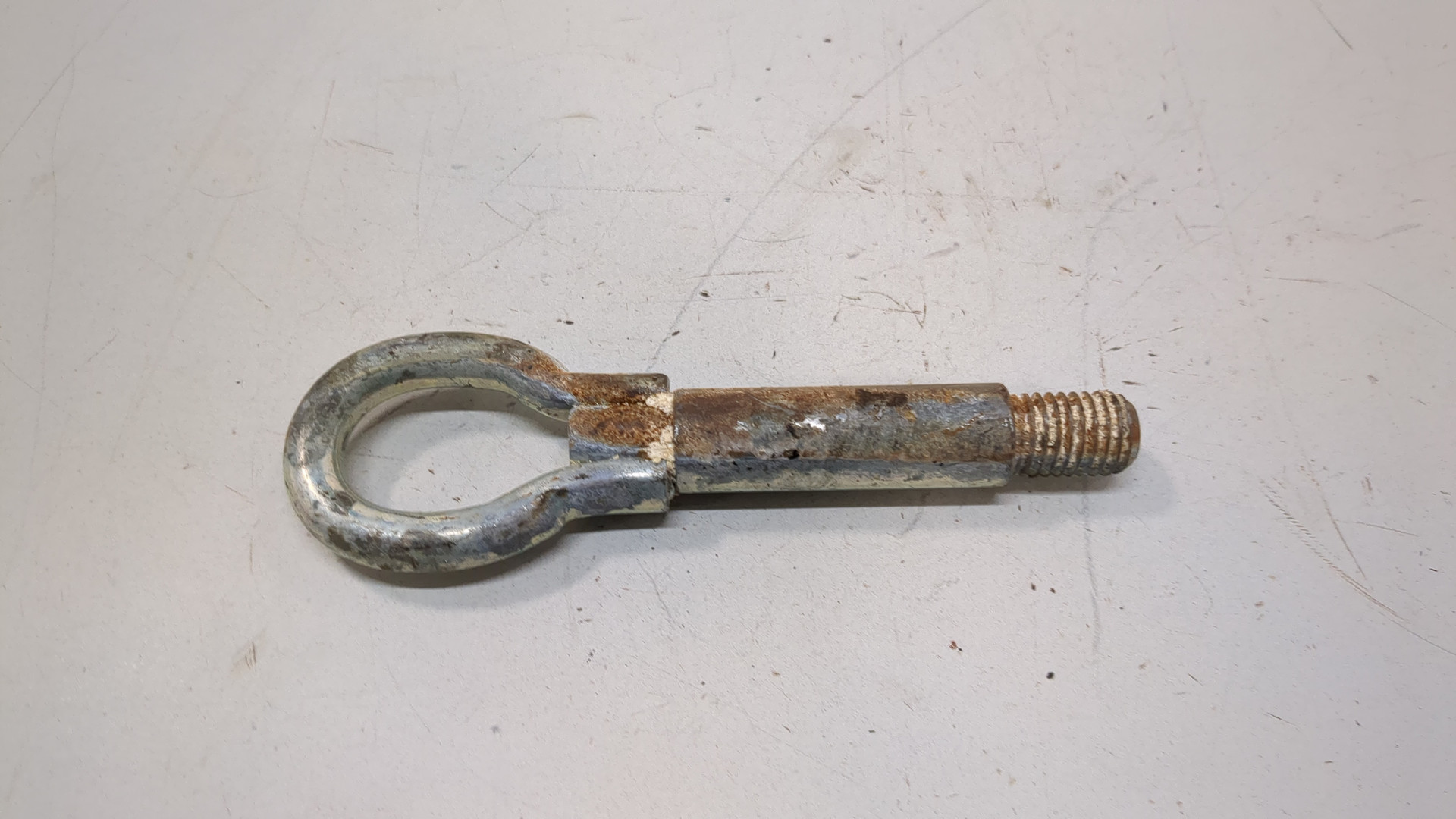 Крюк буксировочный