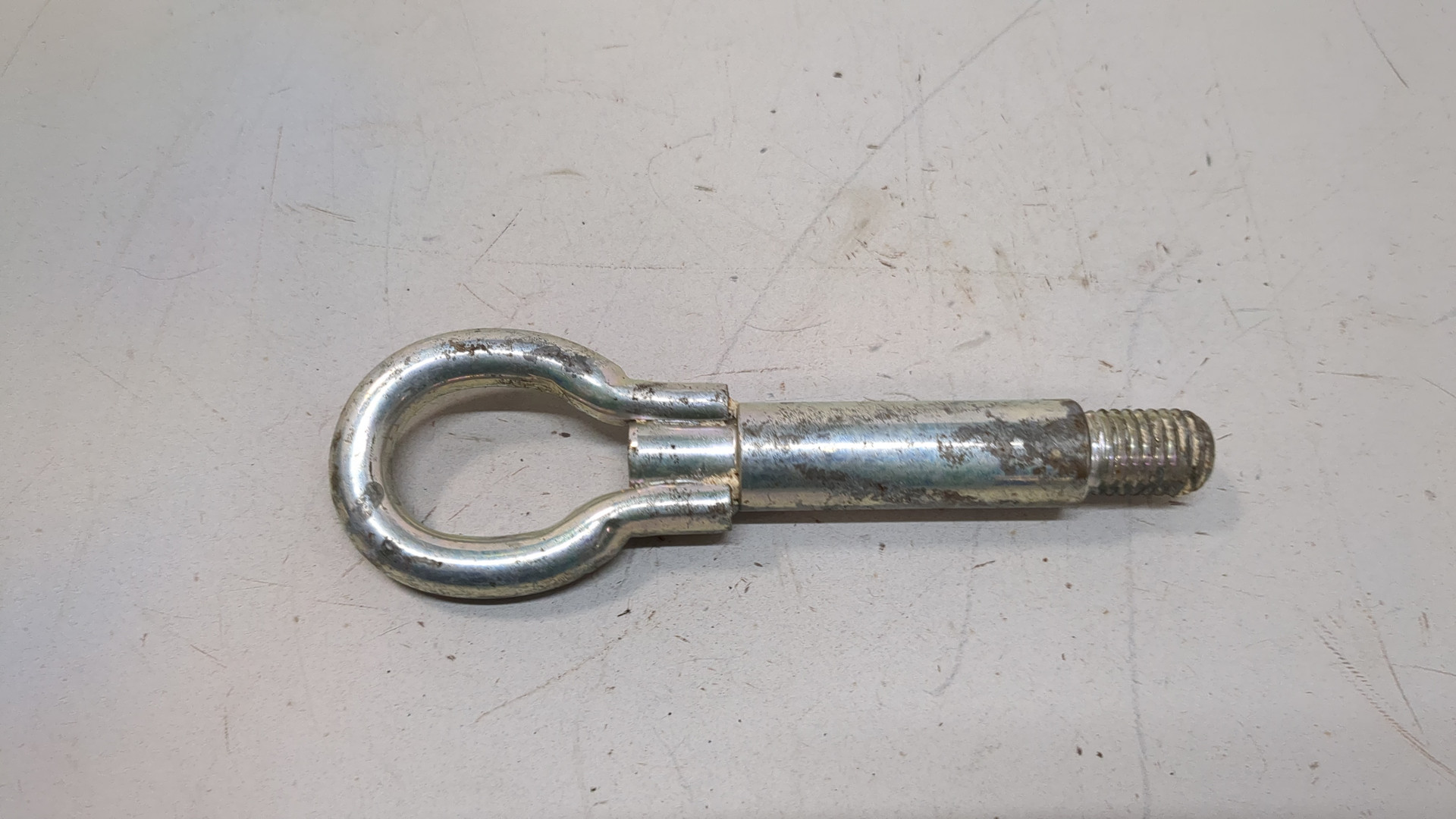 Крюк буксировочный