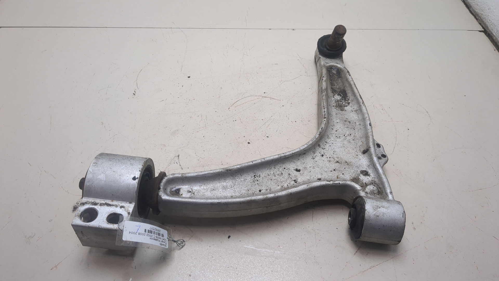 Рычаг передний левый