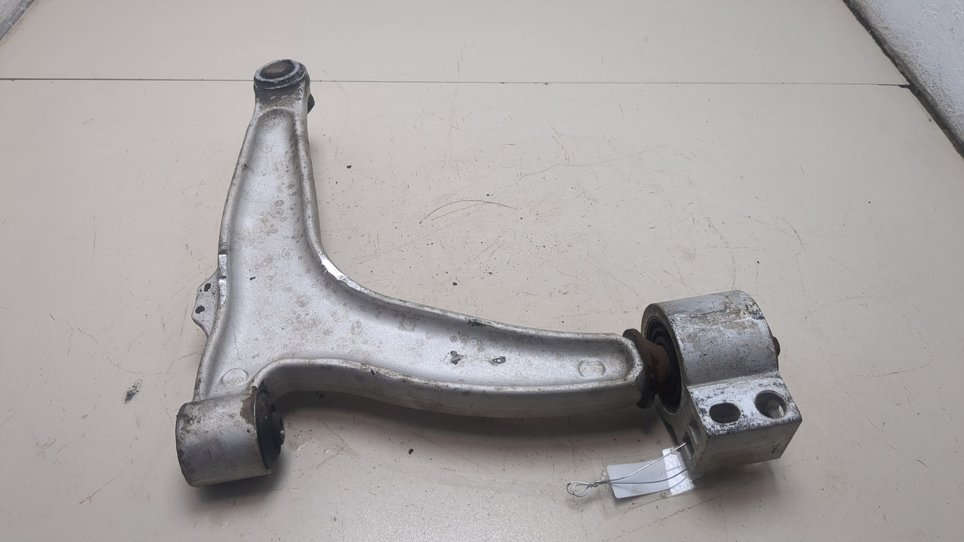 Рычаг передний левый