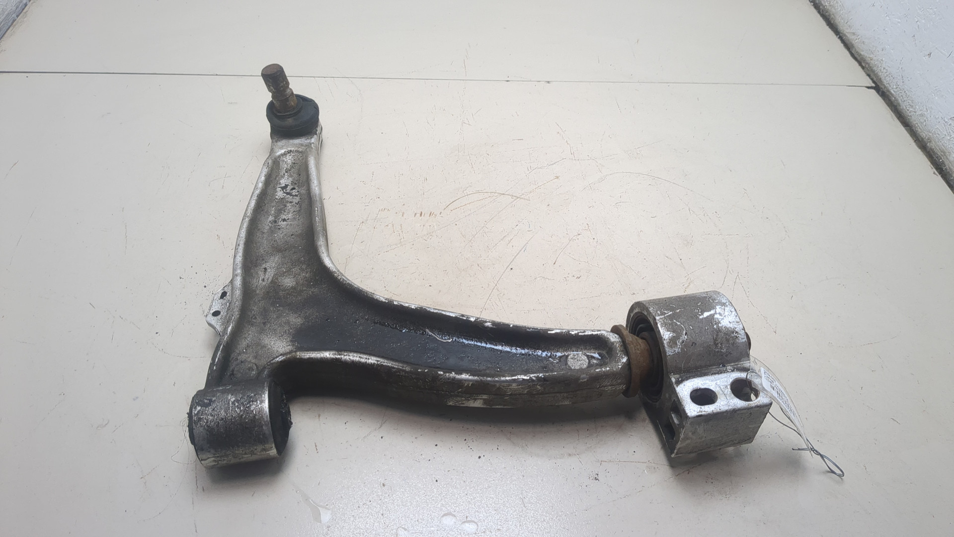 Рычаг передний правый