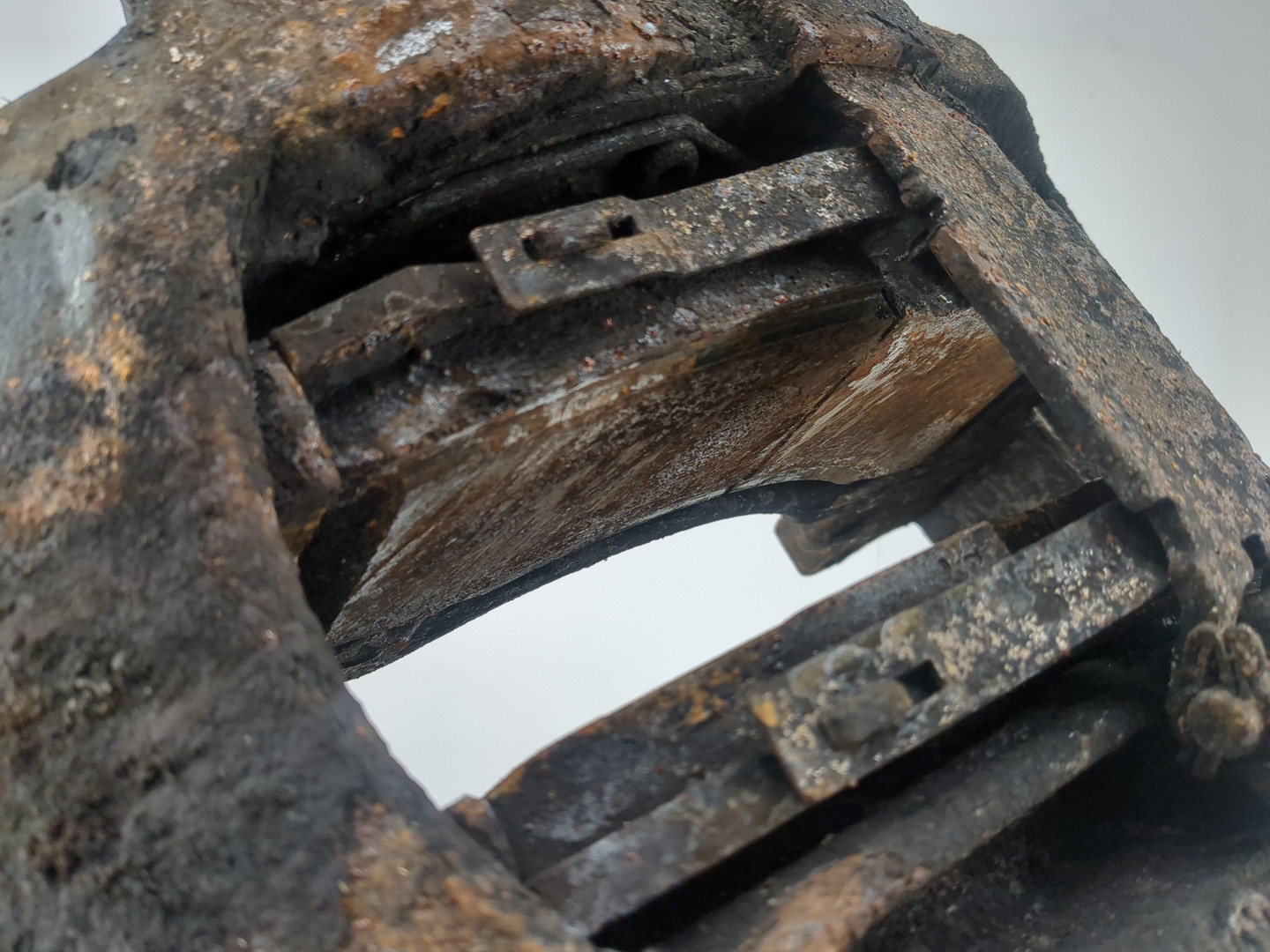 Суппорт передний левый