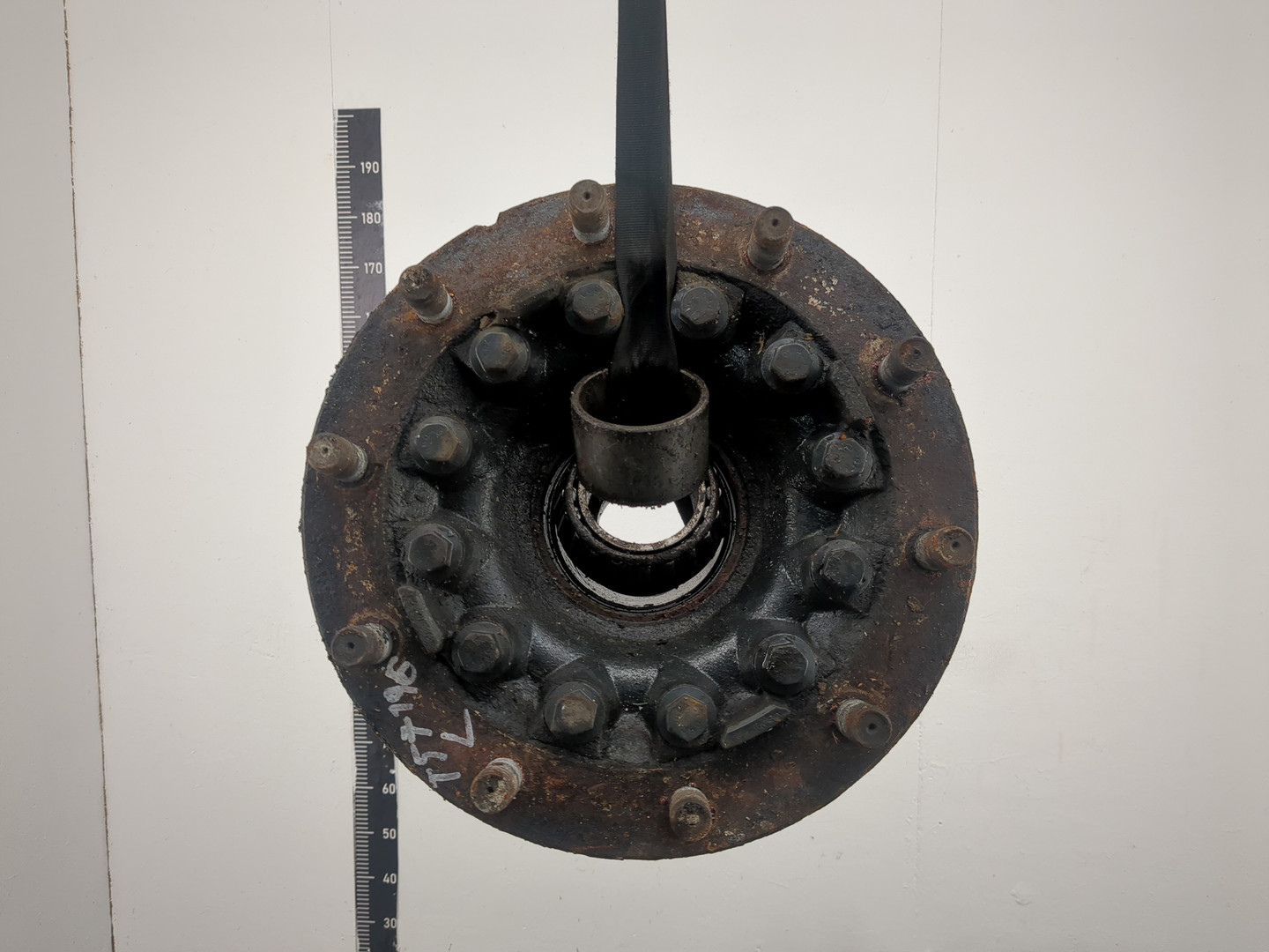 Кулак поворотный передний левый