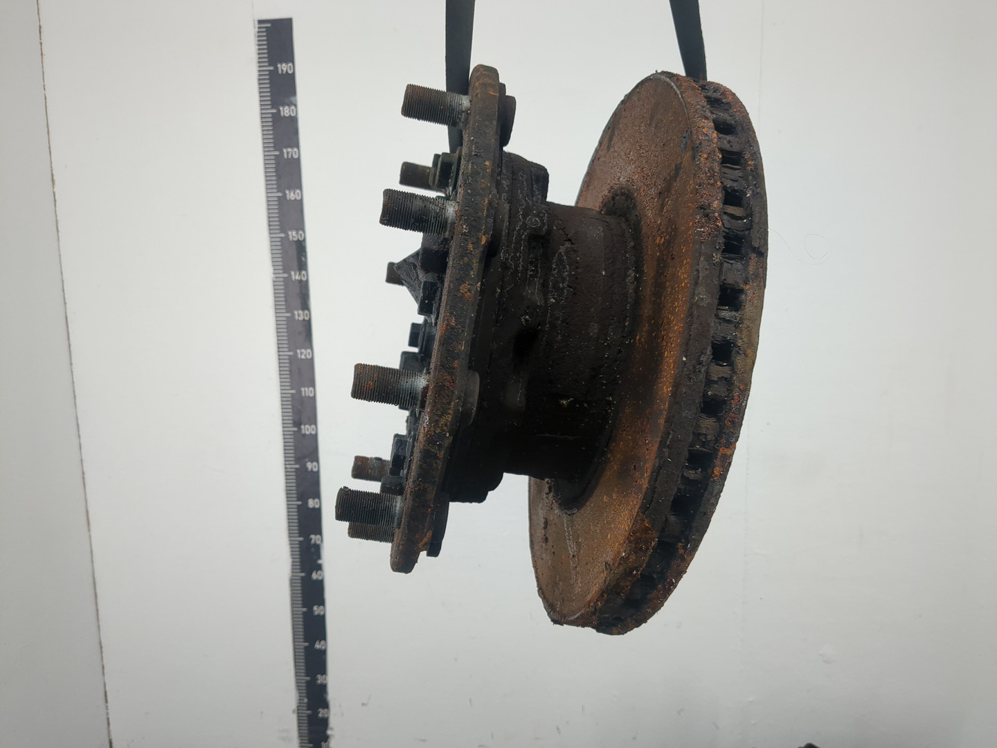 Кулак поворотный передний левый