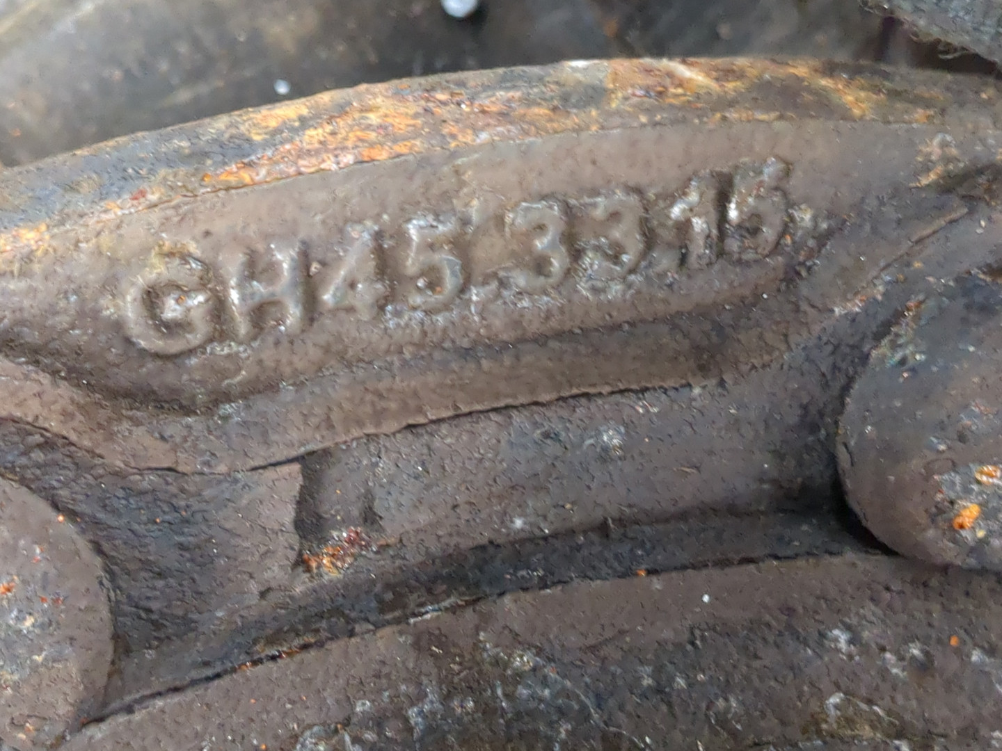 Кулак поворотный передний левый