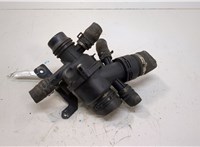 JDE38234 Корпус термостата Jaguar XF 2015–2020 20902961 #1