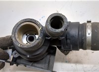 JDE38234 Корпус термостата Jaguar XF 2015–2020 20902961 #5