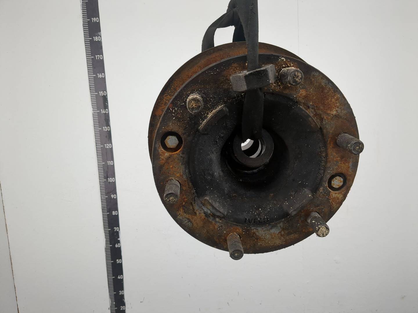 Кулак поворотный передний левый