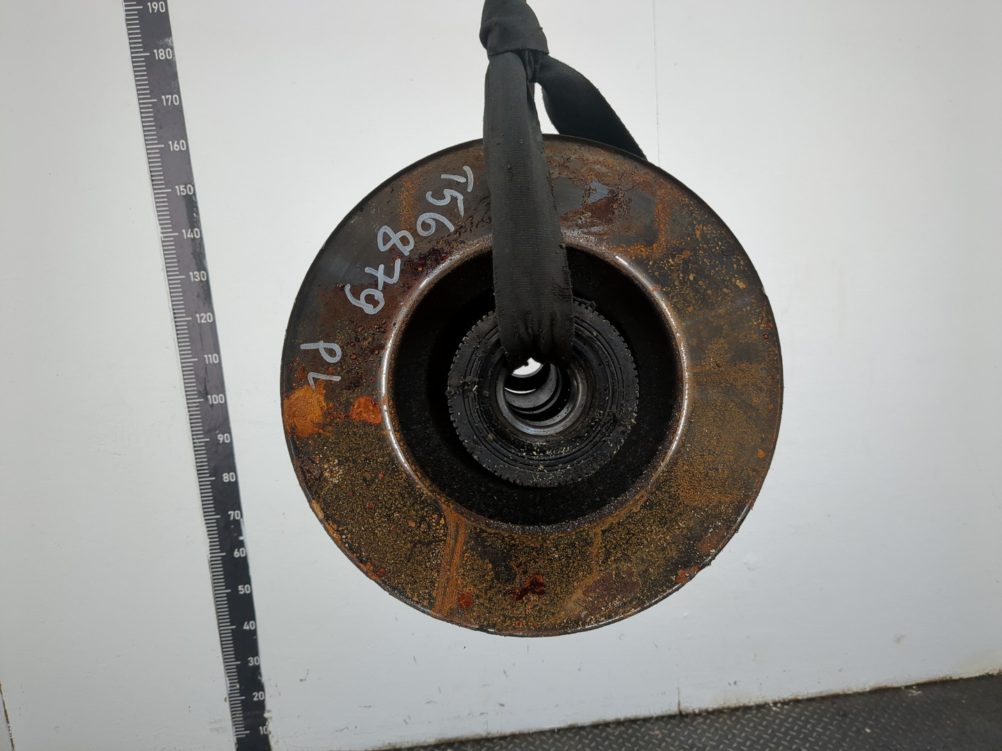 Кулак поворотный передний левый