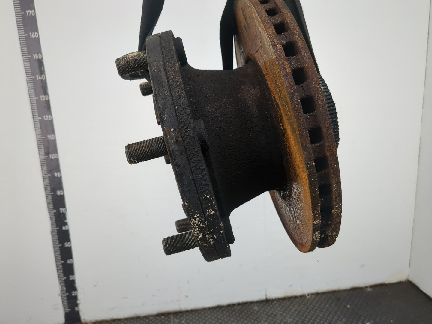 Кулак поворотный передний левый