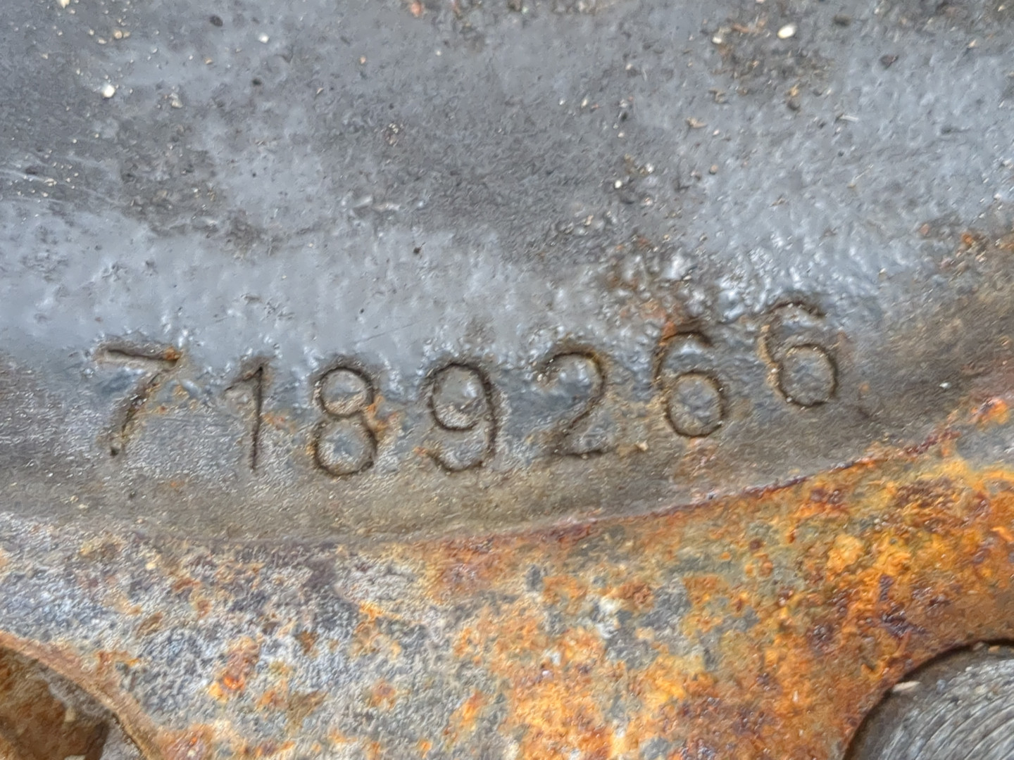 Кулак поворотный передний левый