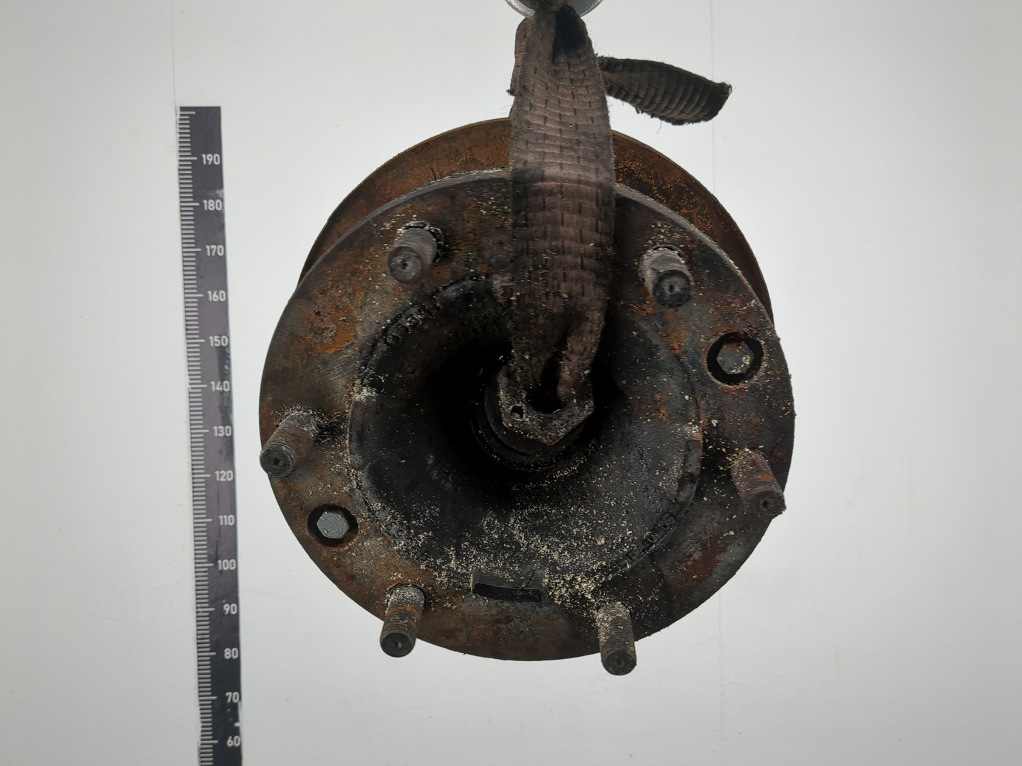 Кулак поворотный передний правый