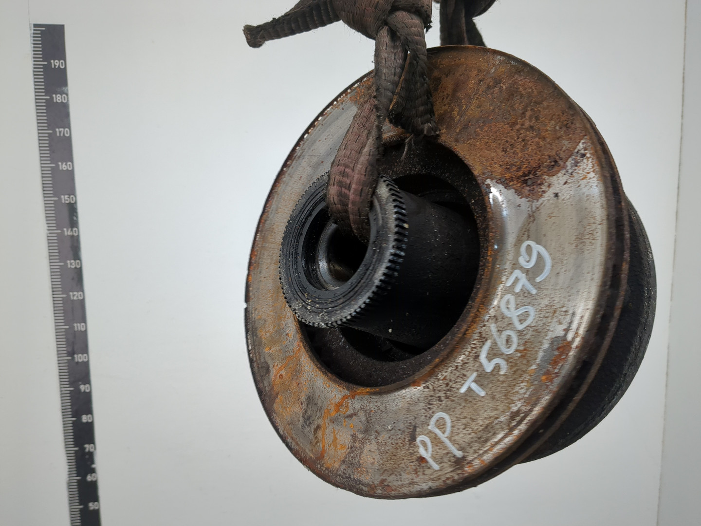 Кулак поворотный передний правый