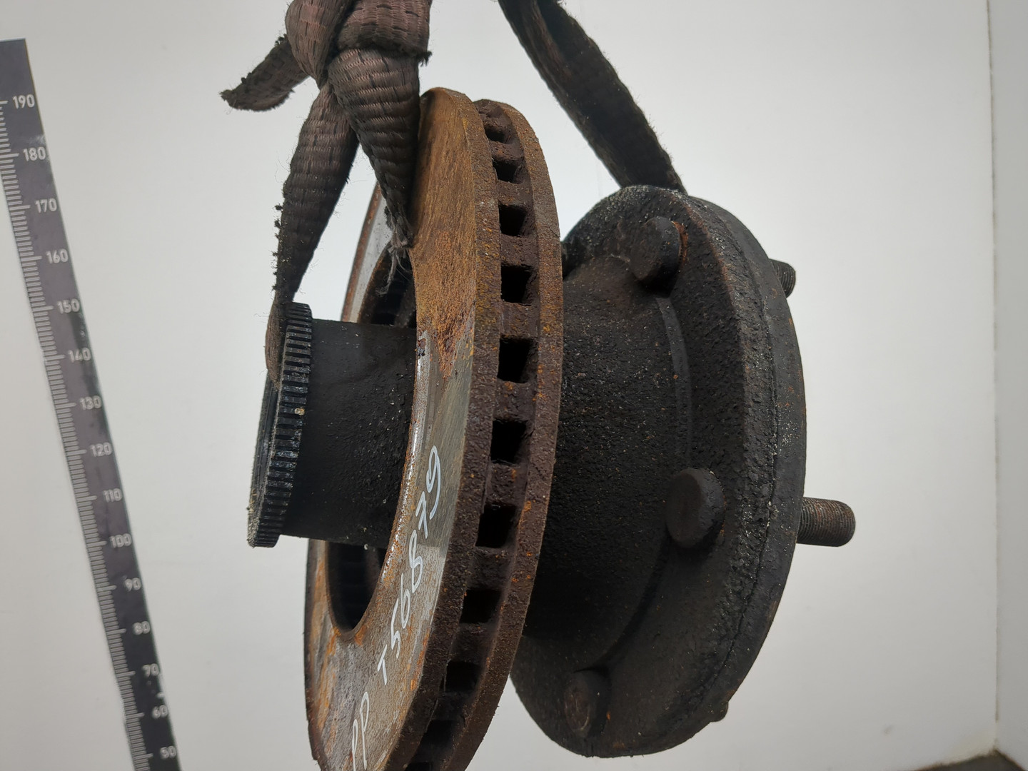 Кулак поворотный передний правый