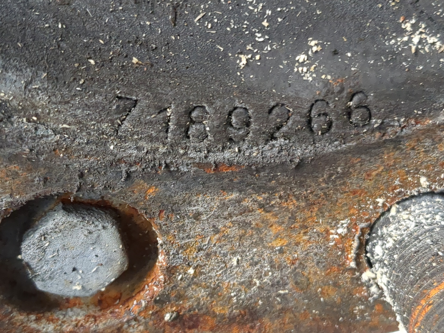 Кулак поворотный передний правый