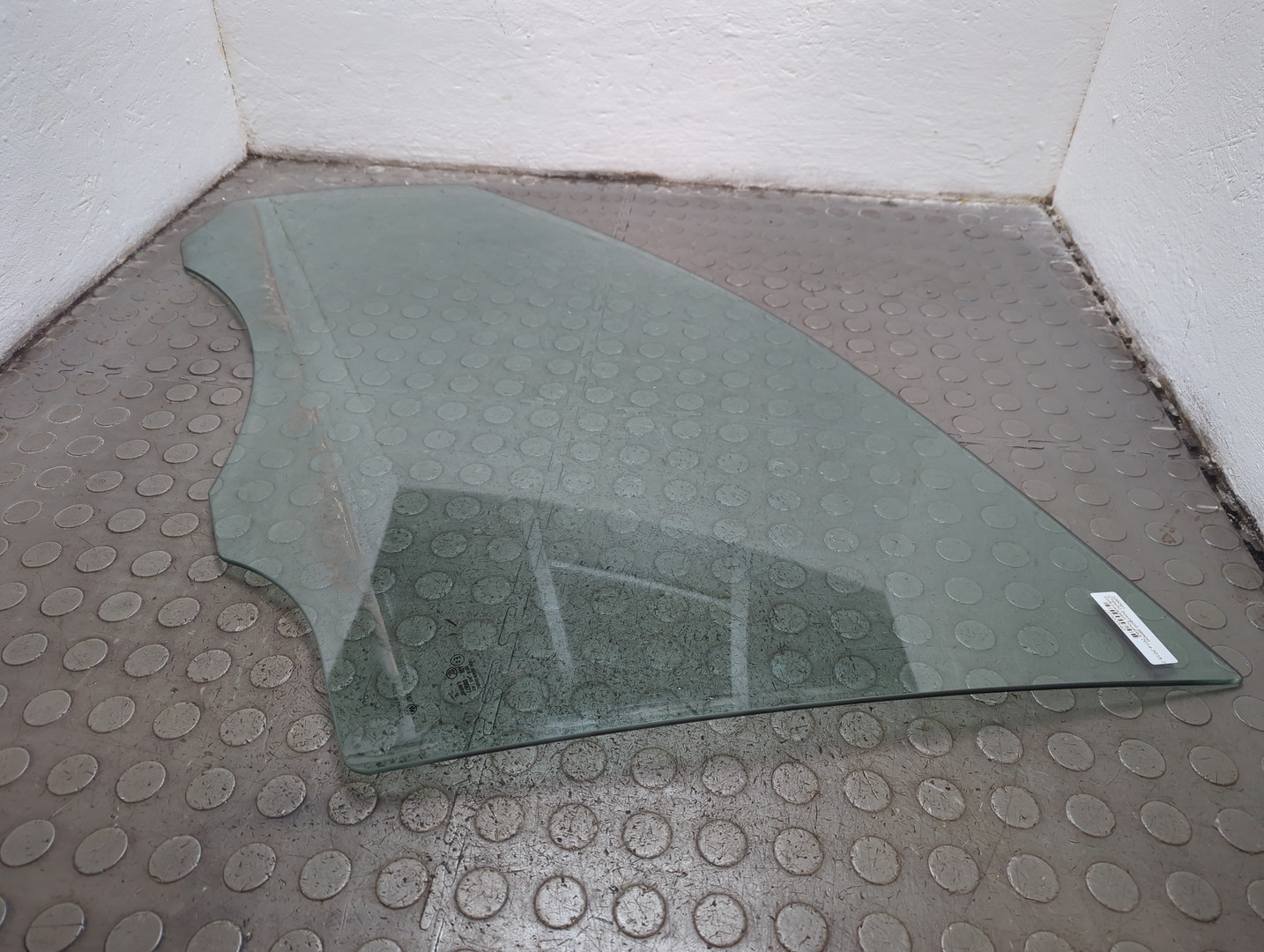 Стекло двери передней левой