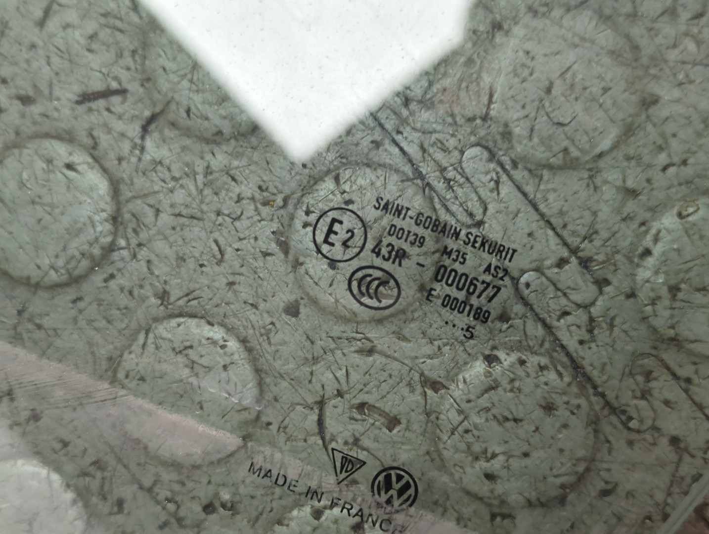 Стекло двери передней левой