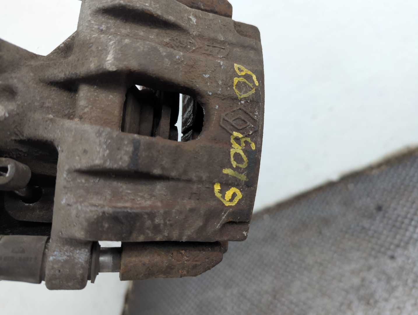 Суппорт задний левый