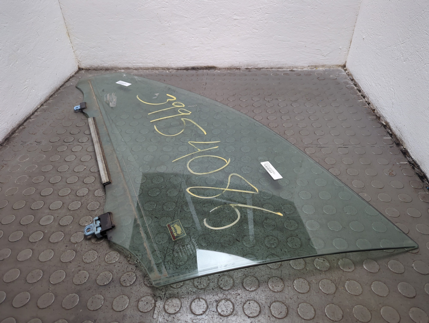 Стекло двери передней левой