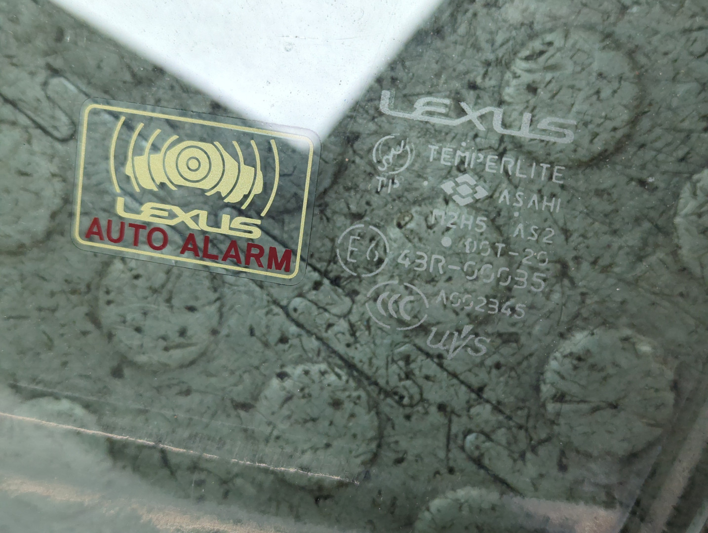 Стекло двери передней левой