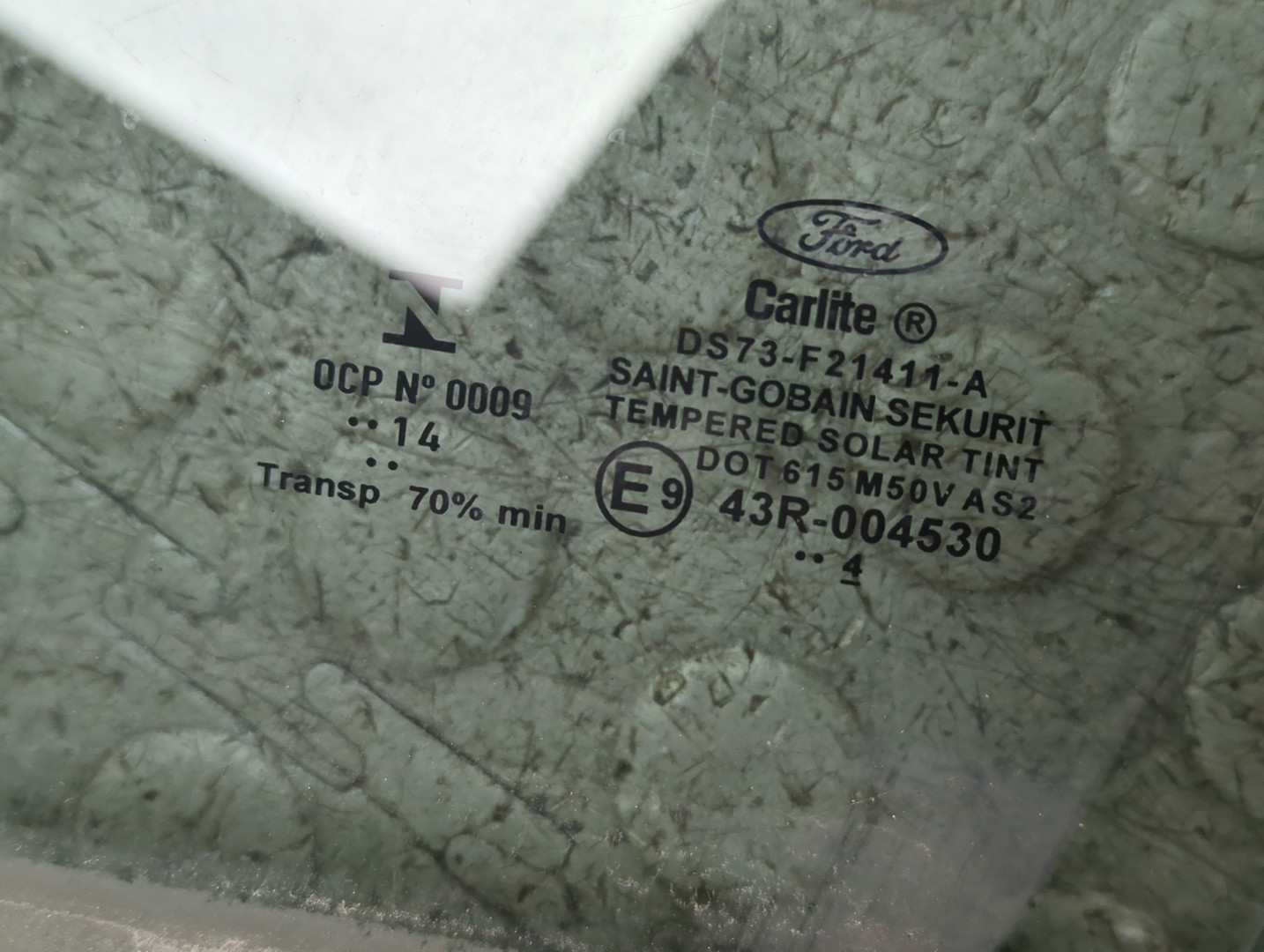 Стекло двери передней левой