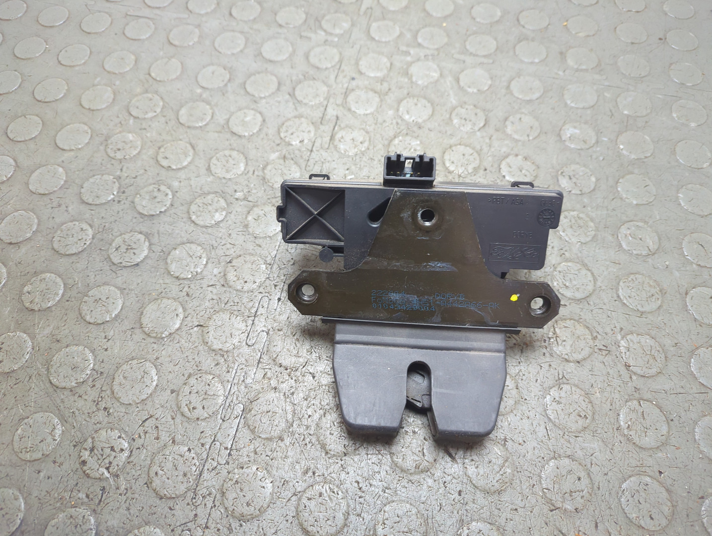 Замок багажника