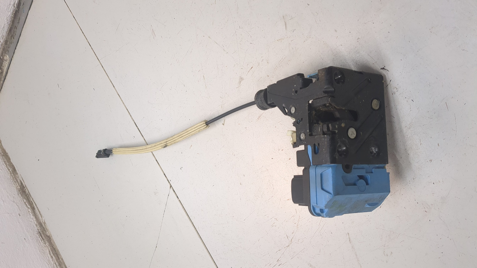 Замок двери передней левой