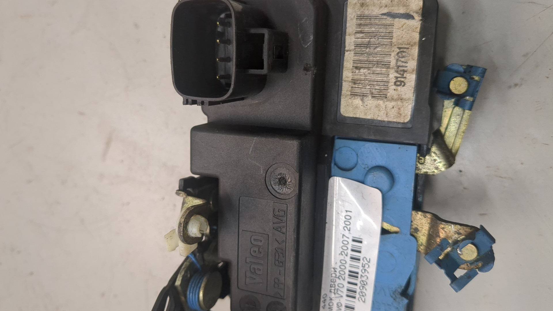 Замок двери передней левой