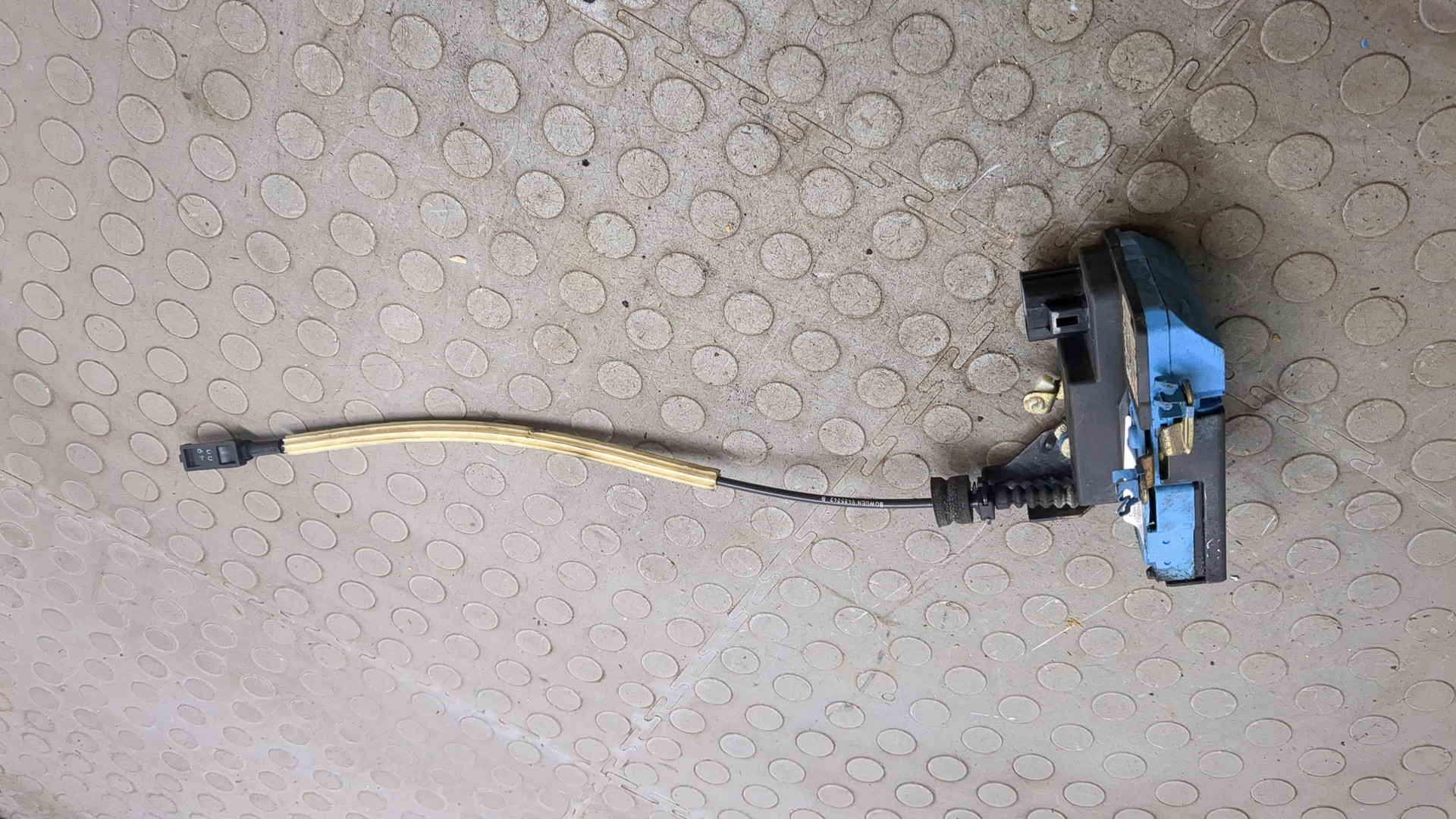 Замок двери передней левой