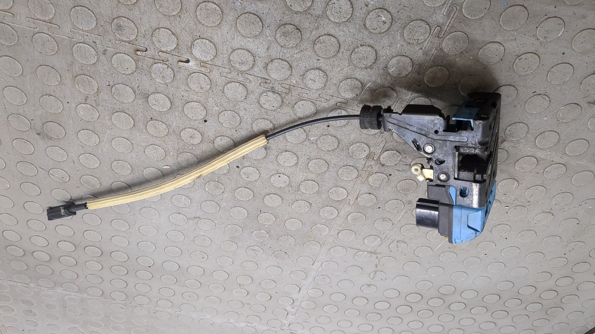 Замок двери передней левой