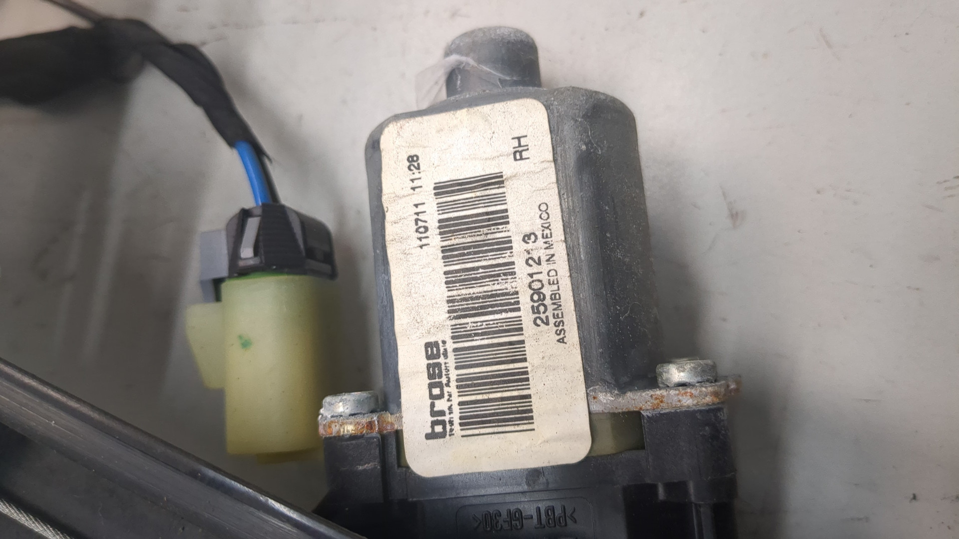 Стеклоподъемник электр. передний правый