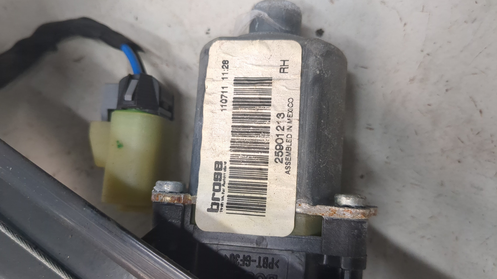 Стеклоподъемник электр. передний правый