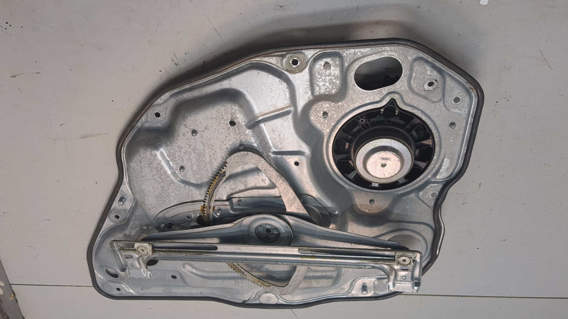 Стеклоподъемник электр. задний левый