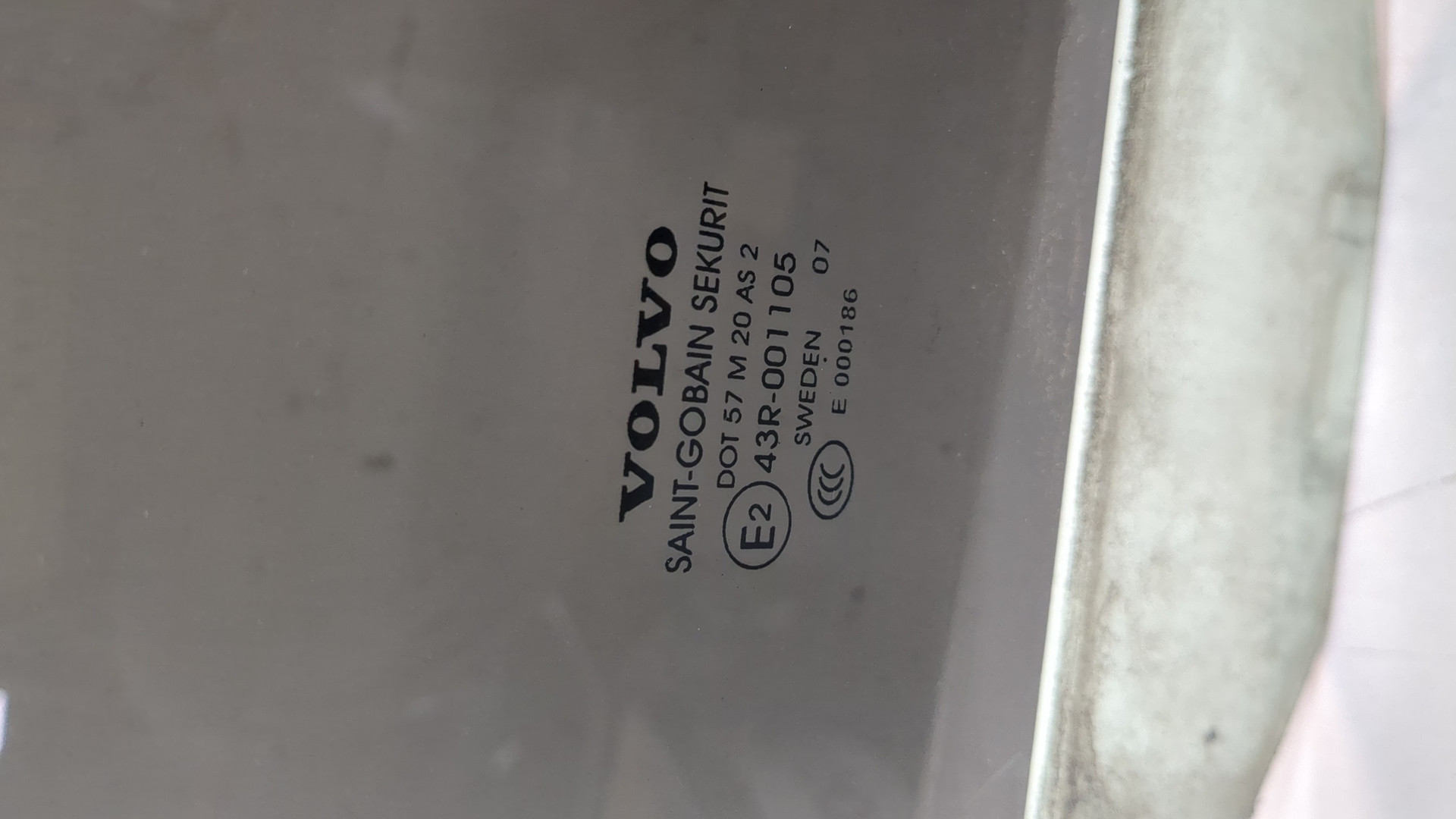 Стекло двери задней левой