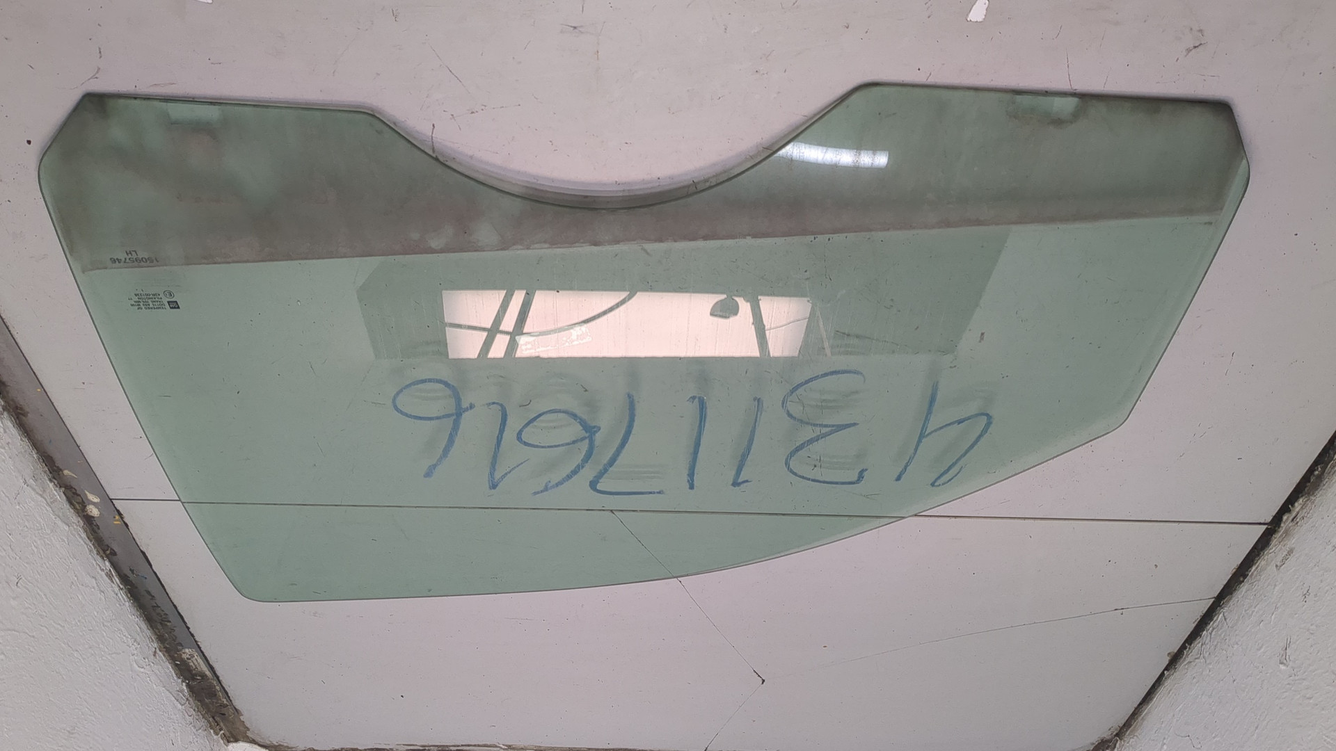 Стекло двери передней левой